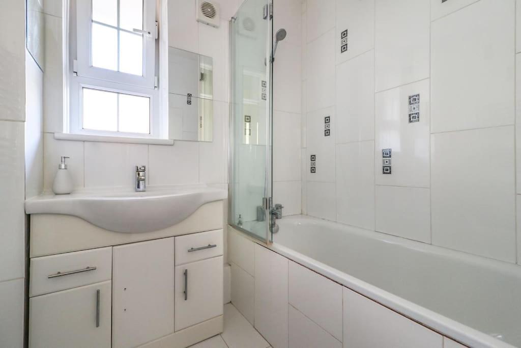 Spacious 4 Bed Flat Near London 02 Arena Greenwich Exterior photo